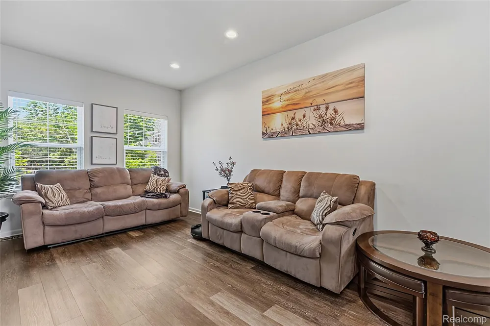 561 Parkdale Lane Ferndale City, MI 48220