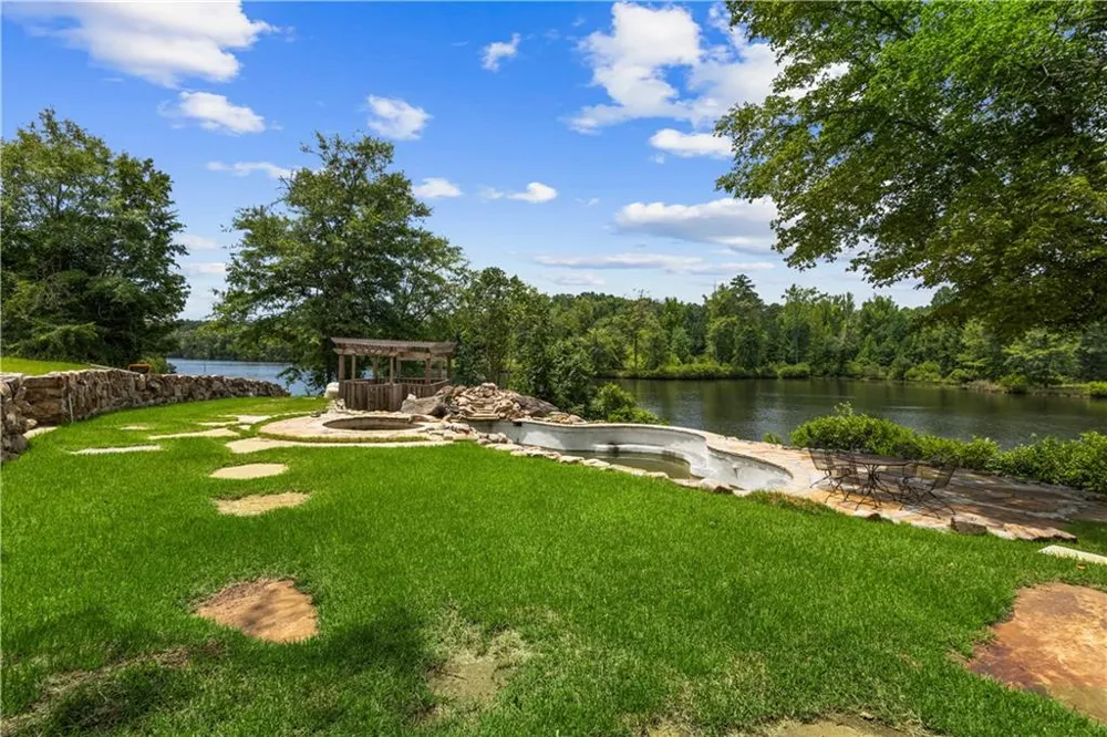 5098 Crescent Road Dry Branch, GA 31020
