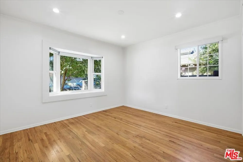 12818 Hatteras Street Valley Village, CA 91607