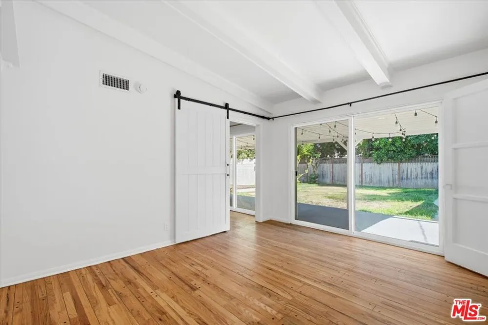 12818 Hatteras Street Valley Village, CA 91607