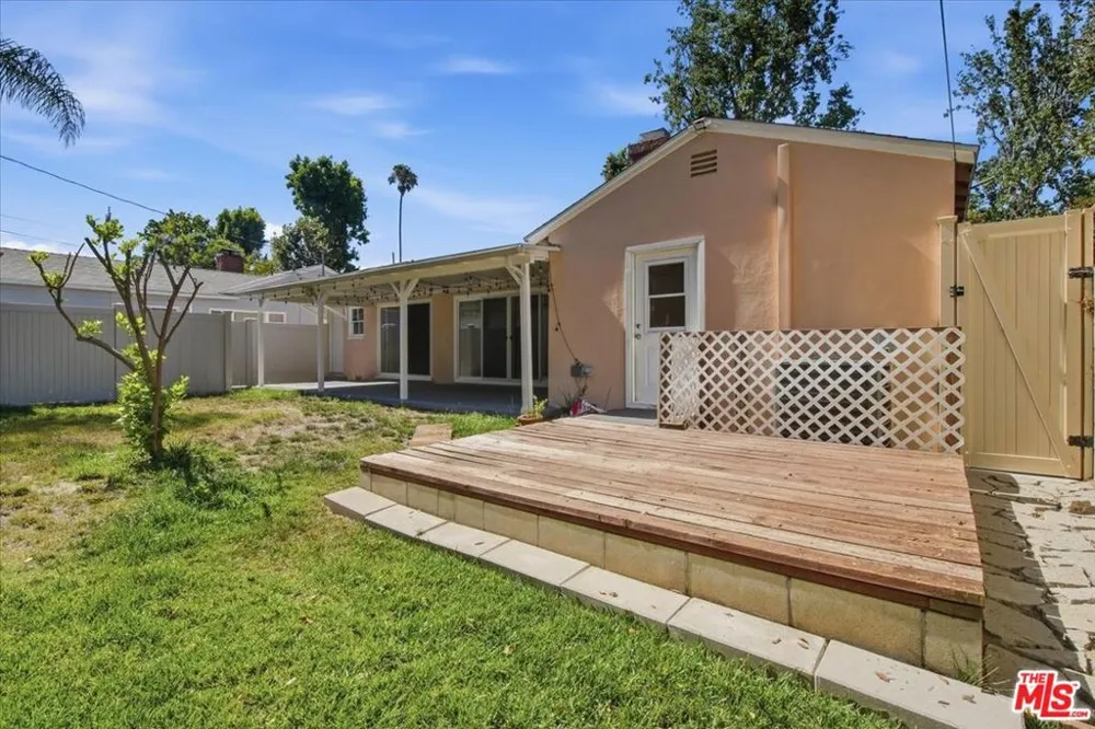 12818 Hatteras Street Valley Village, CA 91607