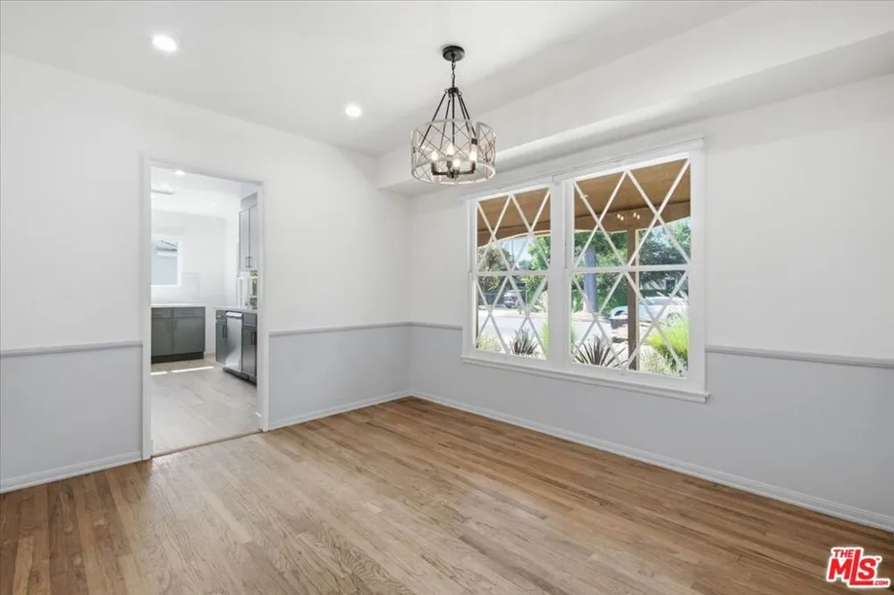12818 Hatteras Street Valley Village, CA 91607