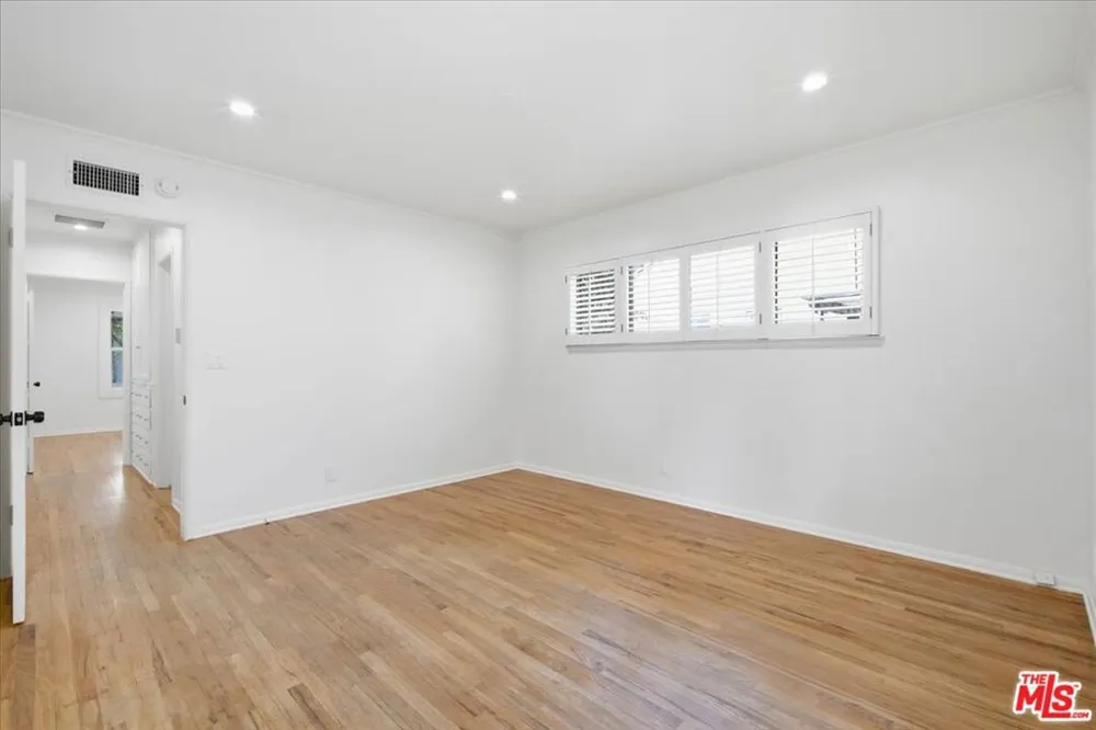 12818 Hatteras Street Valley Village, CA 91607