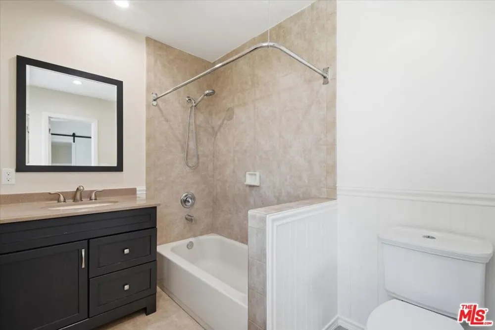 12818 Hatteras Street Valley Village, CA 91607