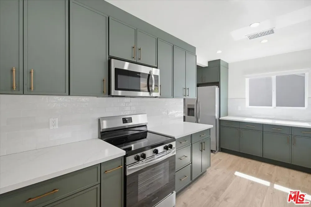 12818 Hatteras Street Valley Village, CA 91607