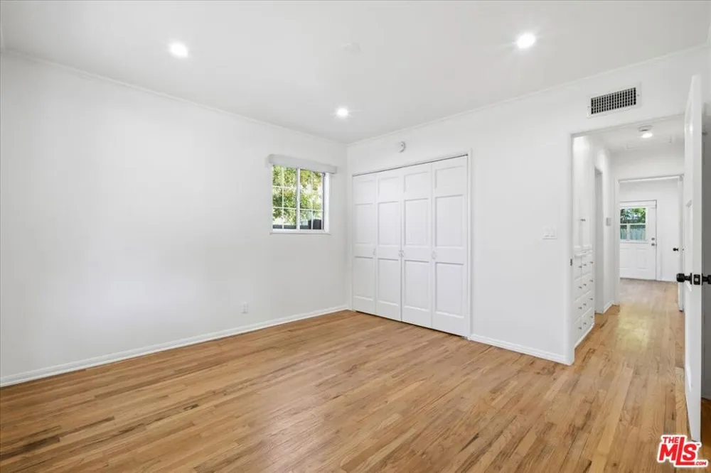 12818 Hatteras Street Valley Village, CA 91607