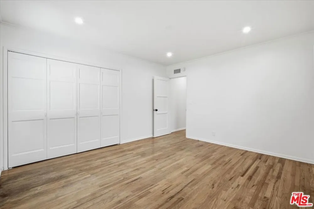 12818 Hatteras Street Valley Village, CA 91607
