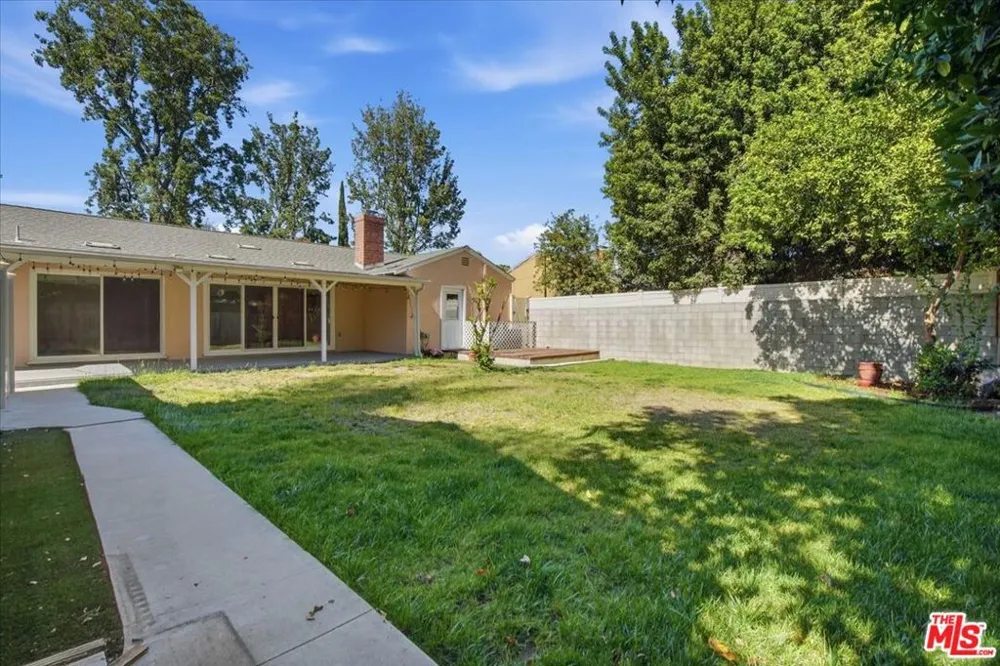 12818 Hatteras Street Valley Village, CA 91607