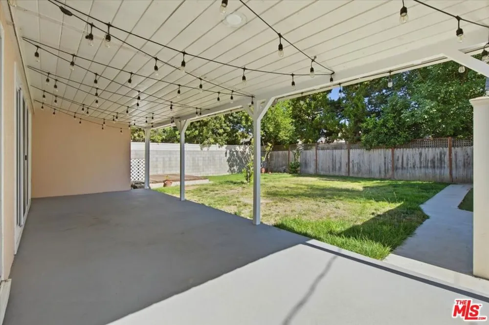12818 Hatteras Street Valley Village, CA 91607