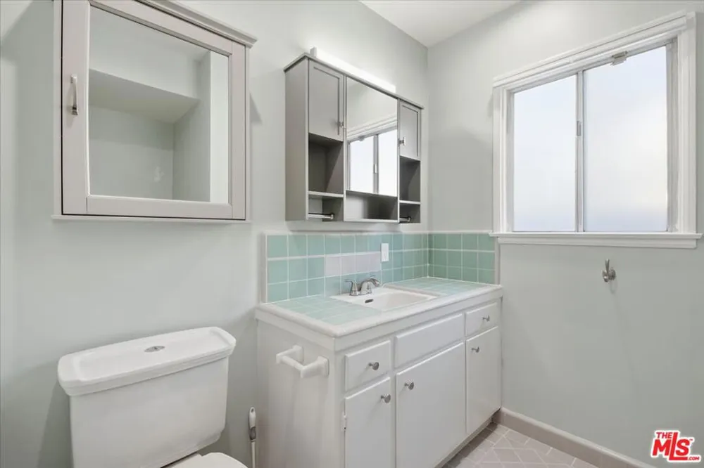 12818 Hatteras Street Valley Village, CA 91607