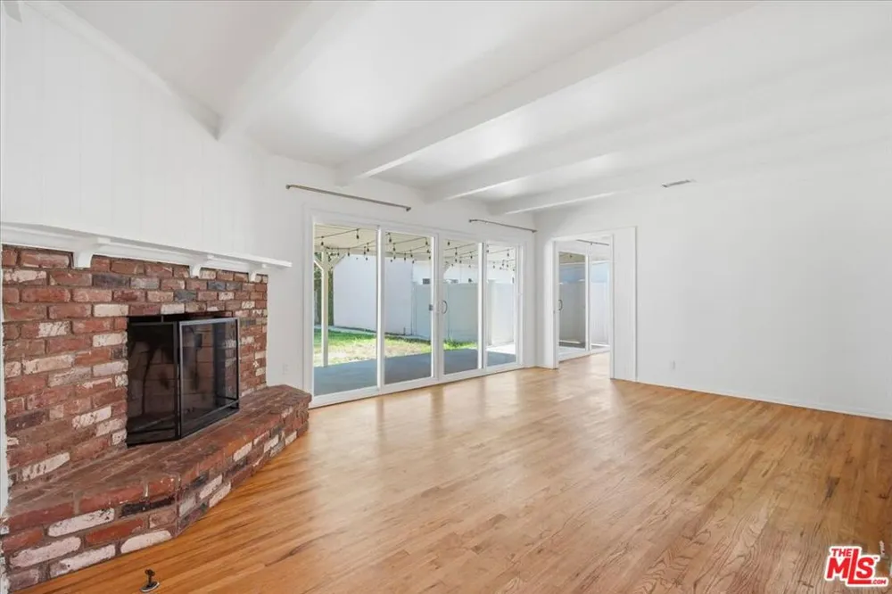 12818 Hatteras Street Valley Village, CA 91607