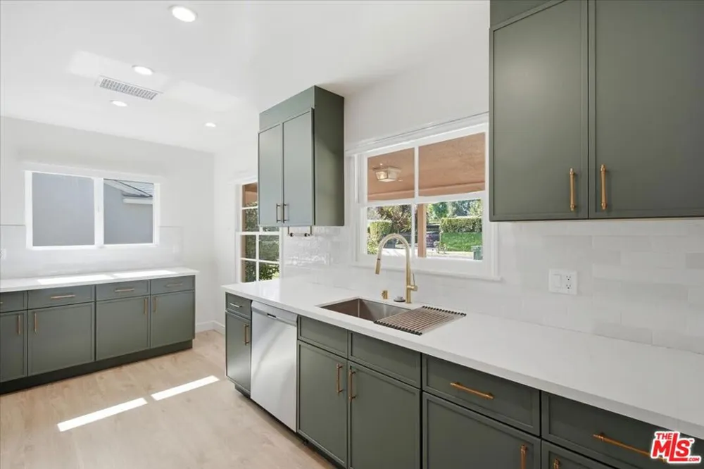 12818 Hatteras Street Valley Village, CA 91607