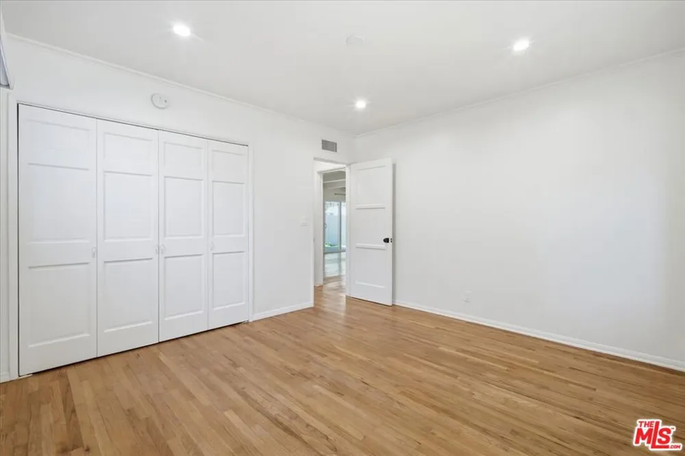 12818 Hatteras Street Valley Village, CA 91607