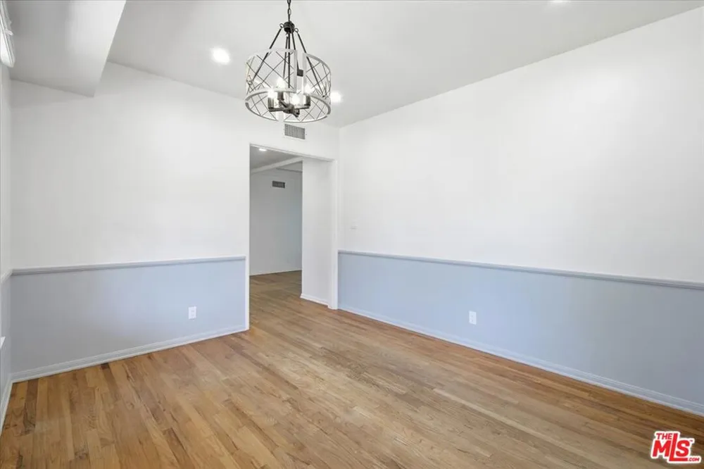 12818 Hatteras Street Valley Village, CA 91607