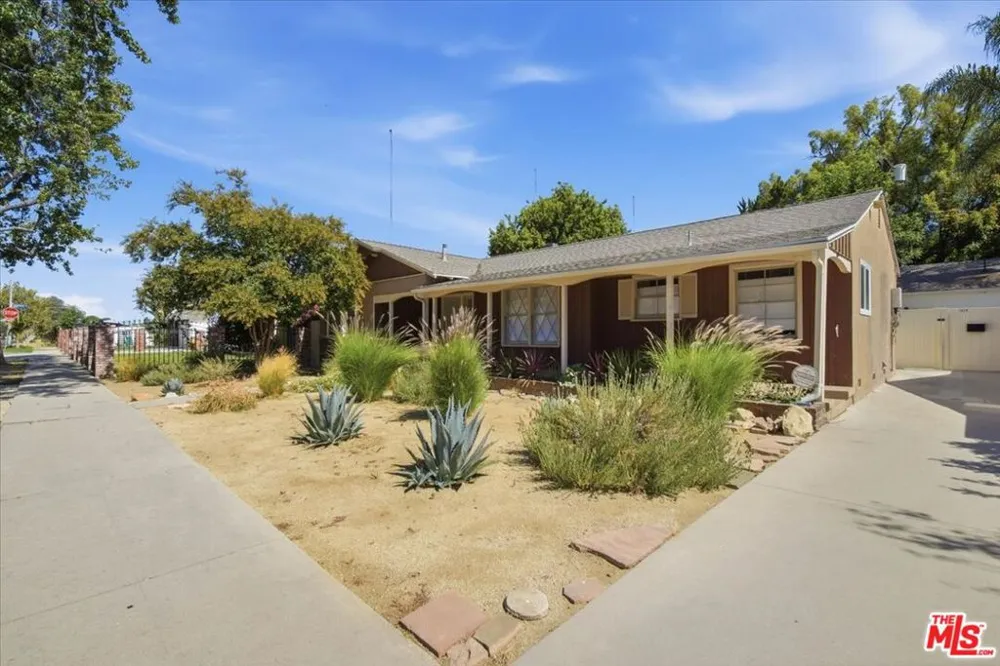12818 Hatteras Street Valley Village, CA 91607