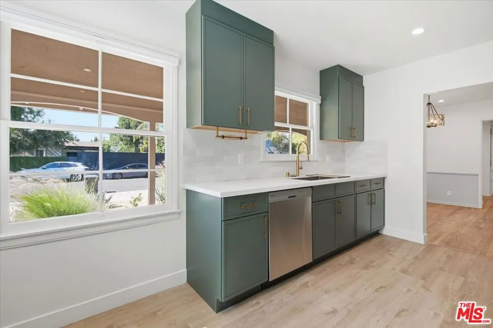 12818 Hatteras Street Valley Village, CA 91607