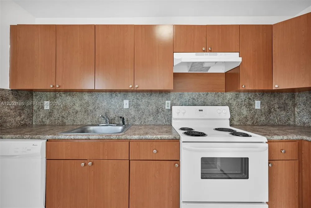 505 S Pine Island Rd #B102 Plantation, FL 33324