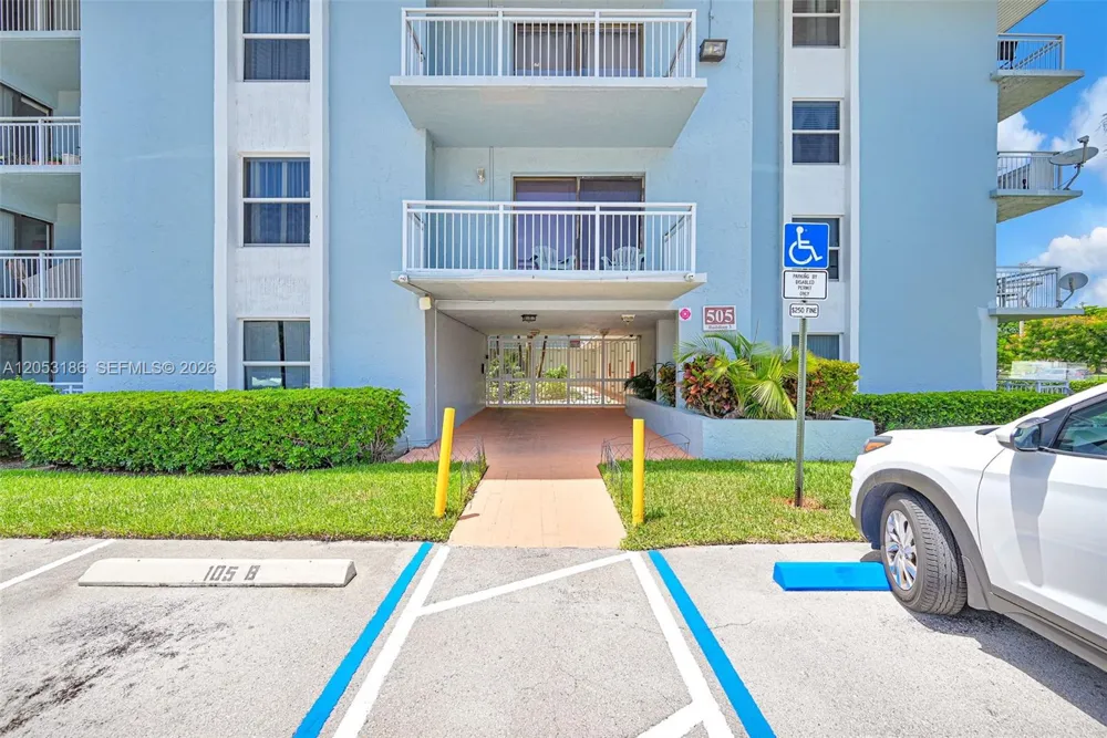 505 S Pine Island Rd #B102 Plantation, FL 33324