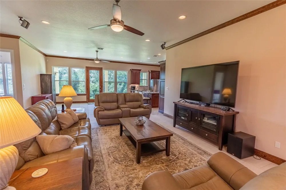 685 Piney Creek Road Bellville, TX 77418