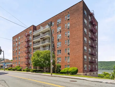 679 warburton Avenue #2R