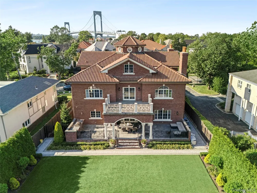 18 Boulevard Malba, NY 11357