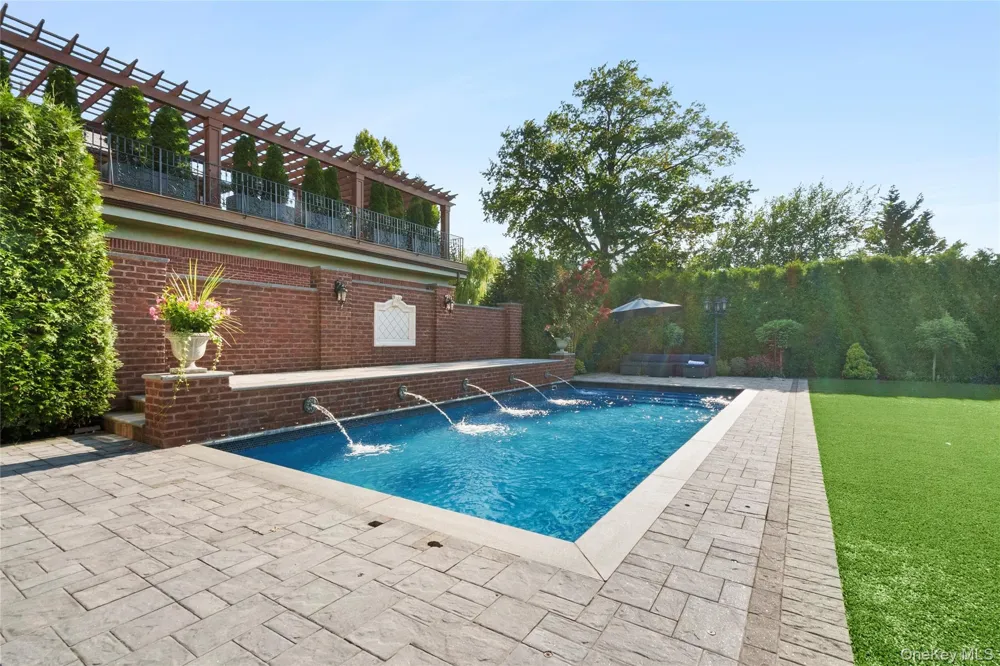 18 Boulevard Malba, NY 11357