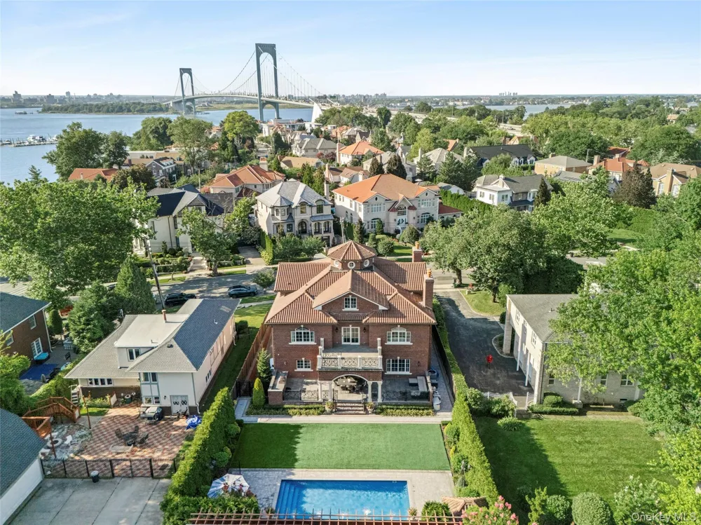 18 Boulevard Malba, NY 11357