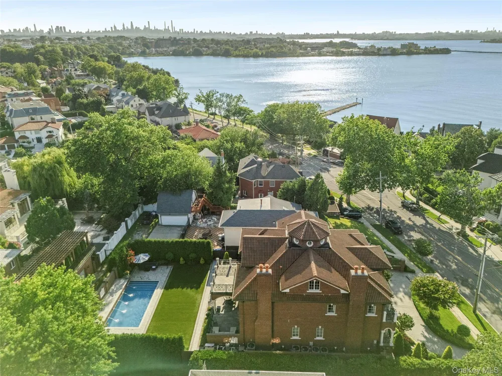 18 Boulevard Malba, NY 11357