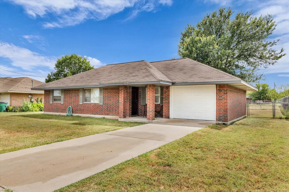 1013 S Madison Street McGregor, TX 76657