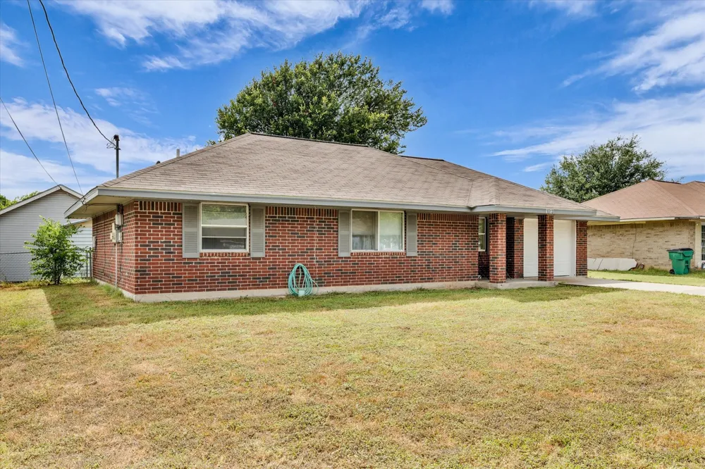 1013 S Madison Street McGregor, TX 76657
