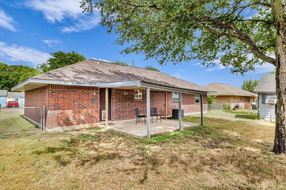 1013 S Madison Street McGregor, TX 76657