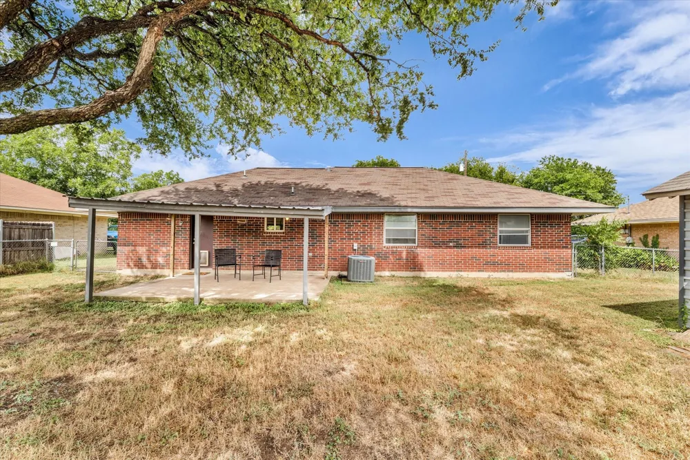 1013 S Madison Street McGregor, TX 76657