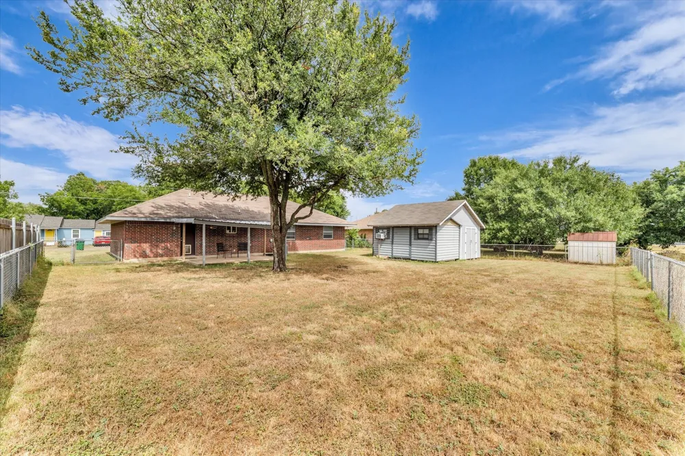 1013 S Madison Street McGregor, TX 76657
