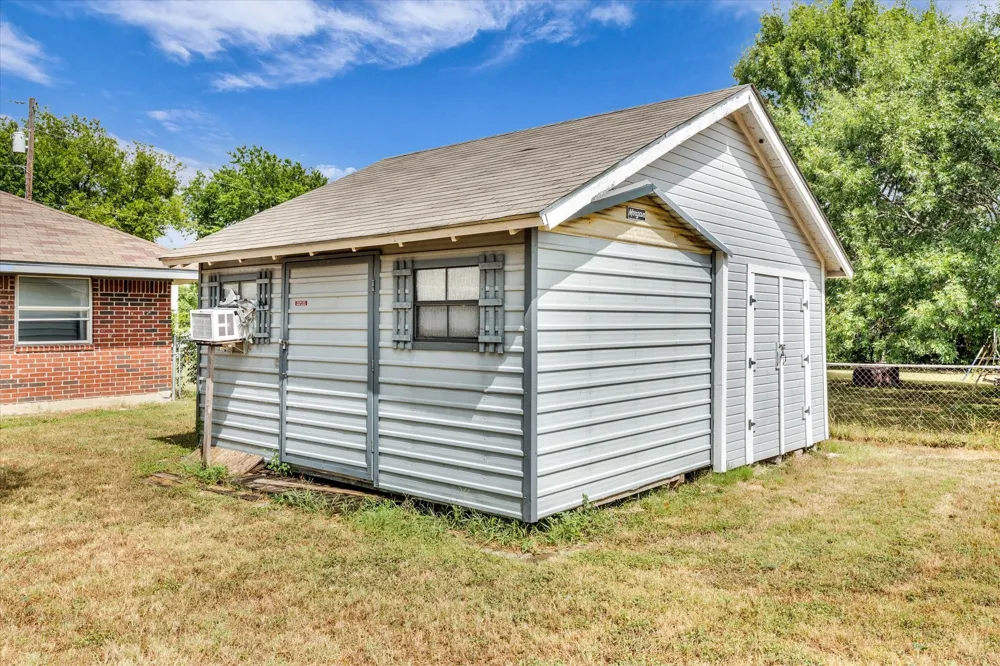 1013 S Madison Street McGregor, TX 76657