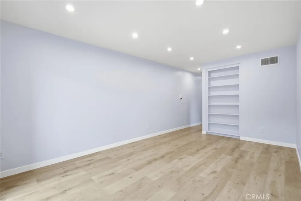 6245 Woodman Avenue #209 Valley Glen, CA 91401