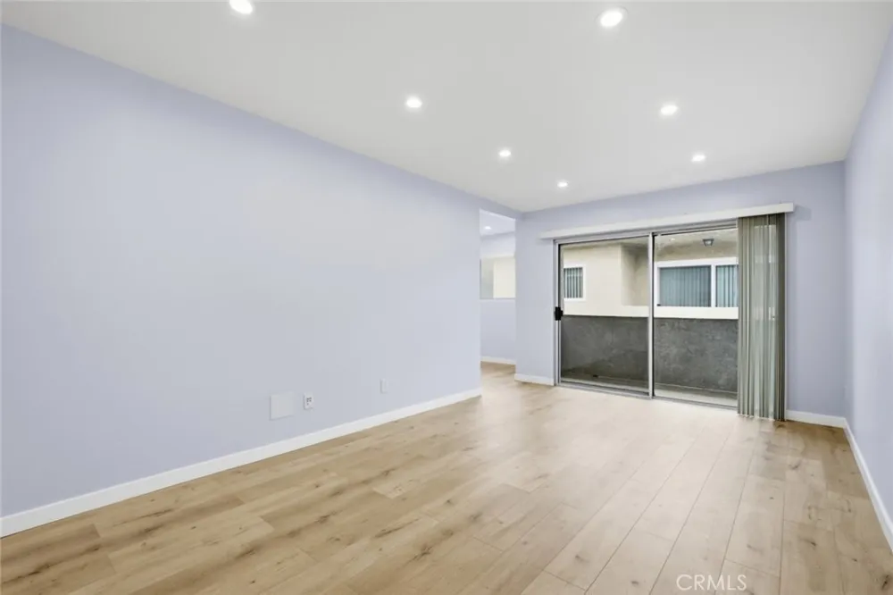 6245 Woodman Avenue #209 Valley Glen, CA 91401