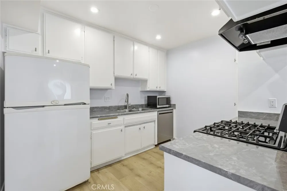 6245 Woodman Avenue #209 Valley Glen, CA 91401