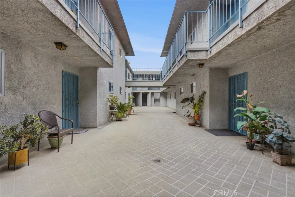 6245 Woodman Avenue #209 Valley Glen, CA 91401