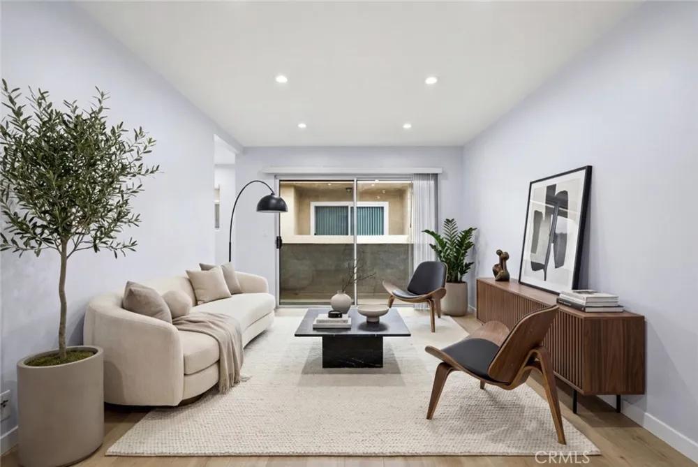 6245 Woodman Avenue #209 Valley Glen, CA 91401