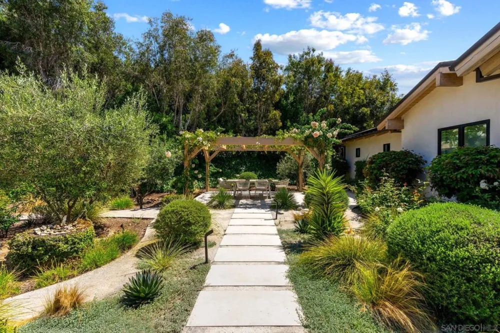 7150 Via Del Charro Rancho Santa Fe, CA 92067