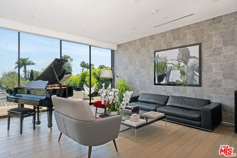 9570 Sunset Boulevard Beverly Hills, CA 90210