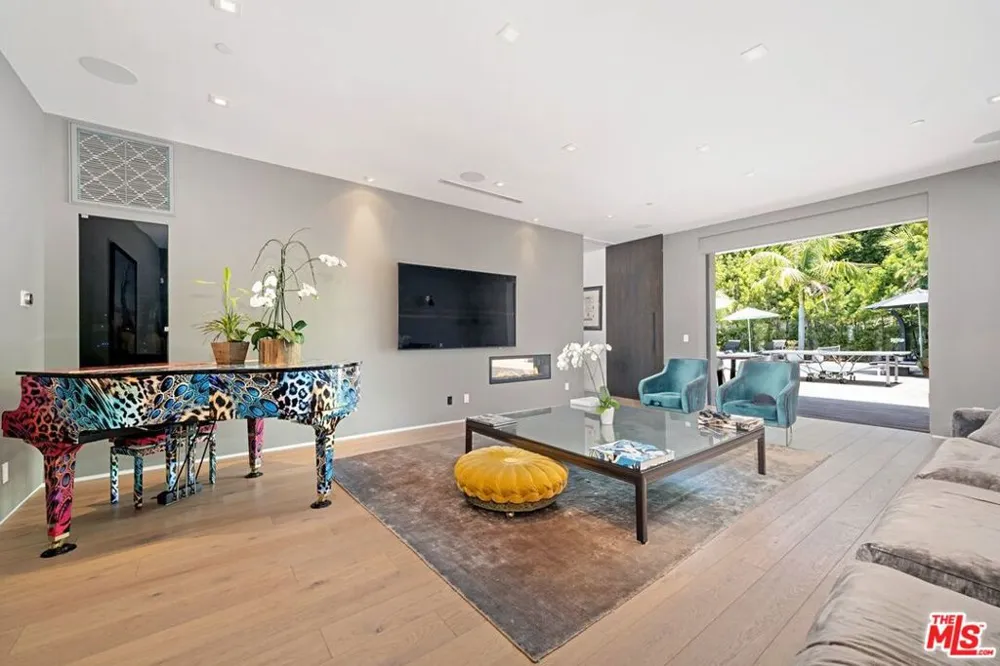 9570 Sunset Boulevard Beverly Hills, CA 90210