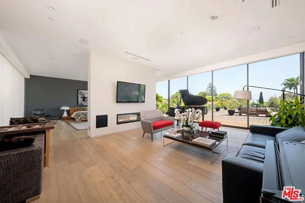 9570 Sunset Boulevard Beverly Hills, CA 90210