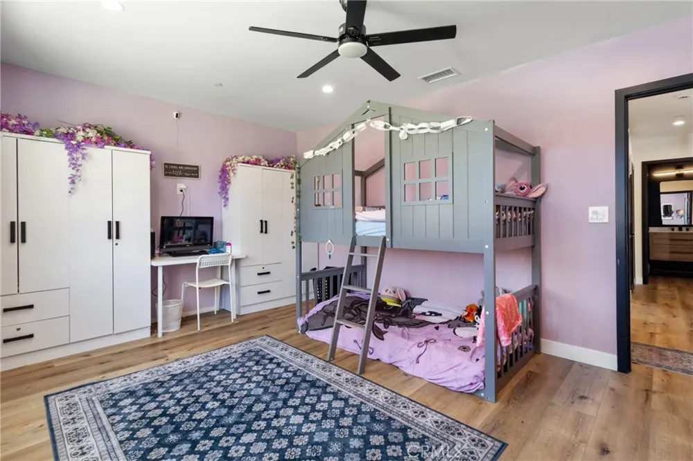6952 Cozycroft Avenue Winnetka, CA 91306