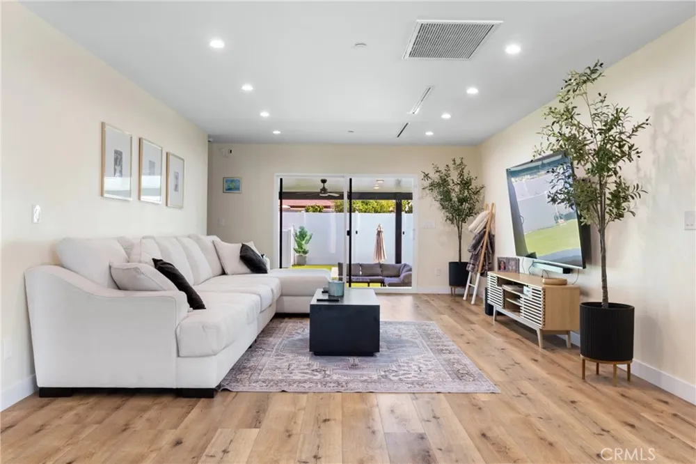 6952 Cozycroft Avenue Winnetka, CA 91306