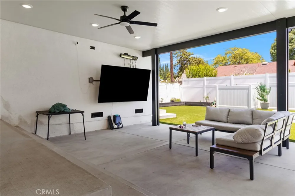 6952 Cozycroft Avenue Winnetka, CA 91306