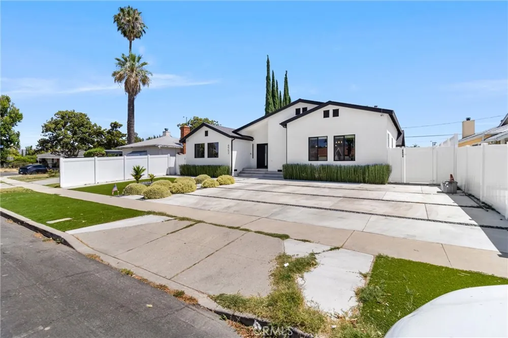 6952 Cozycroft Avenue Winnetka, CA 91306