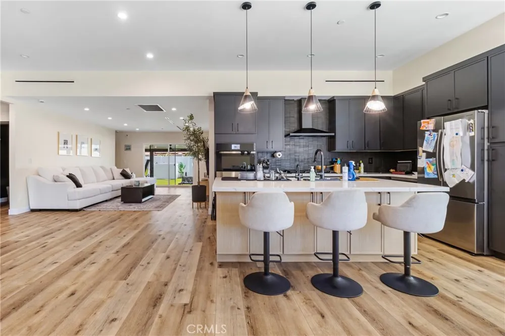 6952 Cozycroft Avenue Winnetka, CA 91306