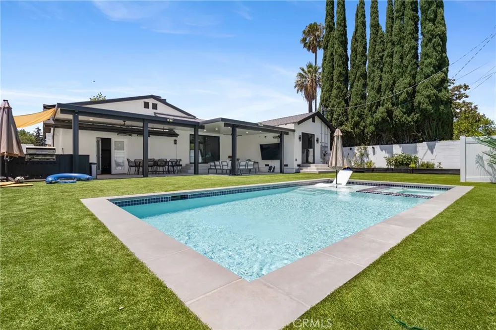 6952 Cozycroft Avenue Winnetka, CA 91306