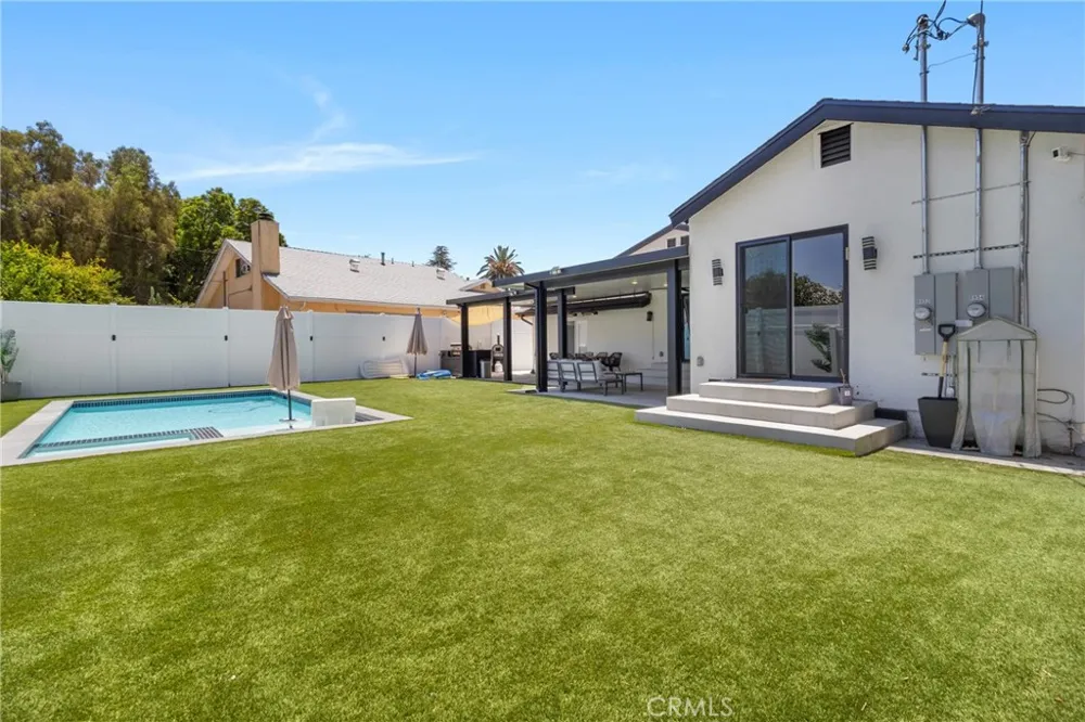 6952 Cozycroft Avenue Winnetka, CA 91306